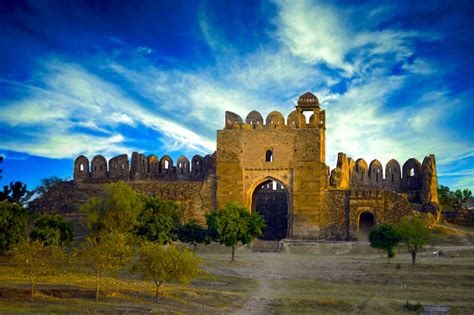  A Rohtas Fort: Uma Fortaleza Imponente e Testemunho Histórico!