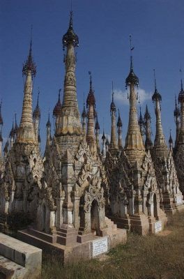 A Espetacular Pagoda de Le Shan: Uma Maravilha Histórica Suspensa Sobre o Rio Min