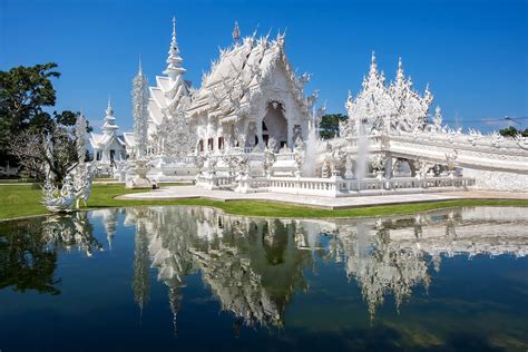 O Templo de Wat Rong Khun: Uma Maravilha Cintilante em Chiang Rai!