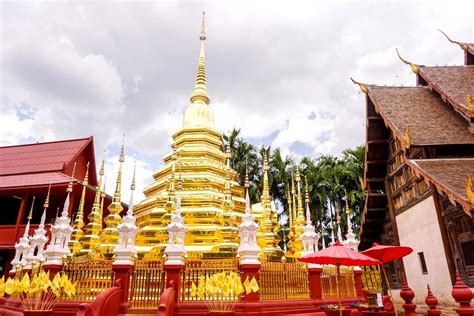 Wat Jarongkhru: Um Santuário Dourado e Vibrante para Explorar na Cidade de Janthakorn!