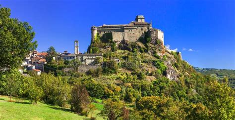  A Fortaleza de Bardì: Uma Joia Medieval Esquecida em Údine!