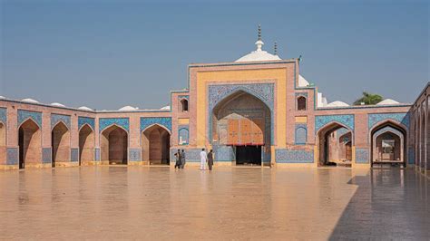  A Mesquita Shah Jahan: Uma Jóia Mughal com um Passado Intrigante e Arquitetura Incrível!