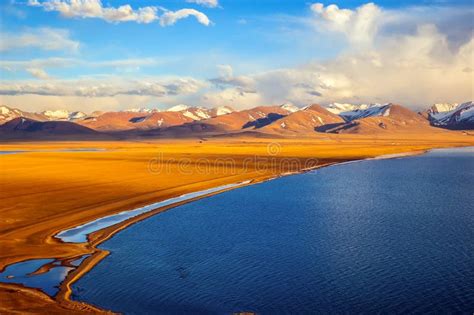 O Lago Namtso: Um Espelho Celeste Refletindo a Grandeza do Himalaia!